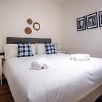 Apartamento De Cuatro Dormitorios En Carrer Diputacio