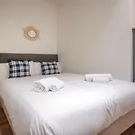 Apartamento De Cuatro Dormitorios En Carrer Diputacio