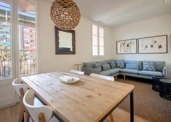 Apartamento De Cuatro Dormitorios En Carrer Diputacio